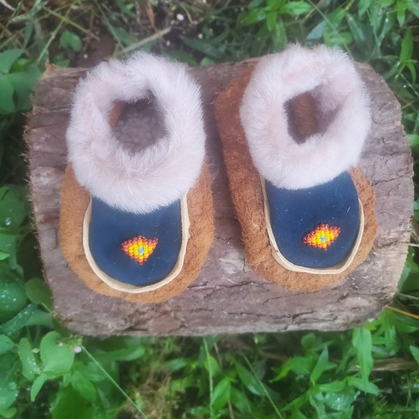 Ojibwe Native American style baby moccasins buffalo hide, fur trim with deerskin beaded upper size 2