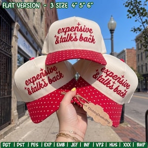 Peut inclure: Trois casquettes de baseball blanc cassé avec des visières à pois rouges. Chaque casquette présente le texte brodé en rouge 'expensive & talk's back' avec des étoiles. Une étiquette en carton marron 'ChubbyCheeksDigi' est attachée.