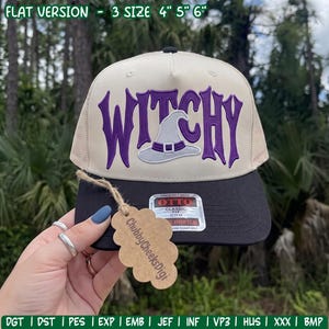 Puede incluir: Una gorra trucker color crema y negro con el texto bordado en morado WITCHY y un icono de sombrero de bruja gris claro. Una etiqueta festoneada marrón con el texto ChubbyCheeksDigi está atada con cordel. Incluye una pegatina 3 size 4 5 6.