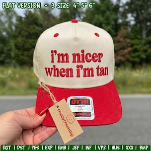 Può includere: Un cappellino da baseball color crema con visiera rossa e testo ricamato in rosso che recita "i'm nicer when i'm tan". Il cappellino presenta un adesivo bianco sulla visiera e un cartellino in cartone marrone legato con dello spago.