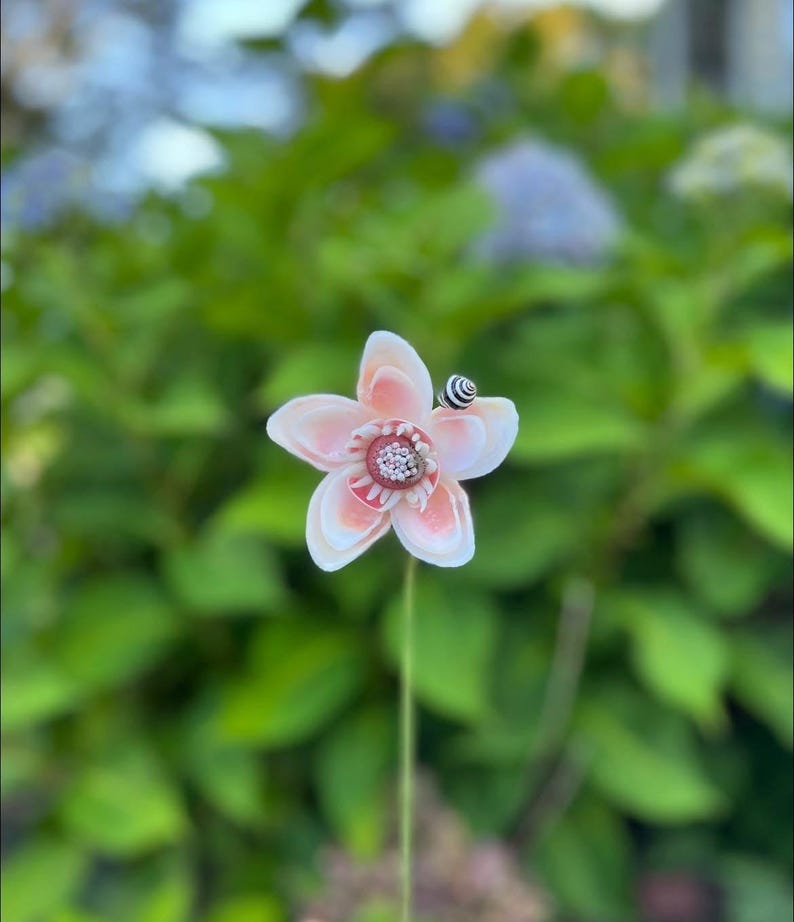 Eine von einer Art komplizierten Seashell Flower Stem Bild 12
