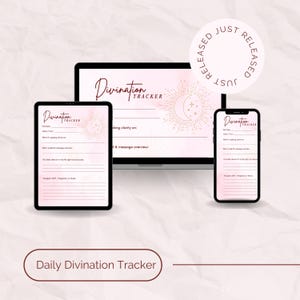 Op de afbeelding: Een digitale Daily Divination Tracker weergegeven op een laptop, tablet en smartphone. Het ontwerp heeft een roze en gouden kleurenschema met hemelse illustraties. De tekst "Divination Tracker" en "Just Released" zijn zichtbaar.