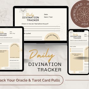 Op de afbeelding: Een digitale download met een "Daily Divination Tracker" op een laptop, tablet en telefoon. De tracker bevat prompts voor kaarttrekkingen en darmreacties. De tekst "Track Your Oracle & Tarot Card Pulls" is ook aanwezig.