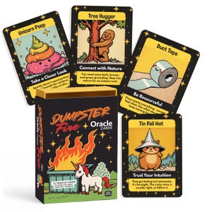 Może przedstawiać: Talia kart "Dumpster Fire Oracle Cards" z czarnym pudełkiem z jednorożcem i płomieniami. Karty mają fantazyjne ilustracje i frazy takie jak "Unicorn Poop" i "Tree Hugger".