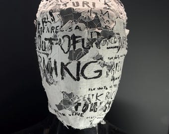 Street King V.1 – Weiße Haute-Couture-Maske aus Spitze mit schwarzem Buchstaben