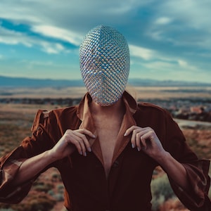 Super Nova - High-End Haute Couture Gesichtsmaske mit reinem Swarovski Crystal Chess AB, die in mehreren Farben leuchtet