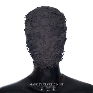 Puede incluir: Una taza de cerámica blanca con un asa negra y el texto "But First, Coffee" en negrita negra. La taza está sobre una superficie de madera. La taza mide 10 cm de alto.