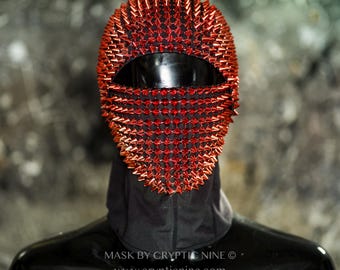 Red Fury V.2 Eyes Open: een volledig dekkend handgemaakt Haute Couture Red Spike-masker
