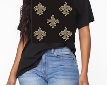 Camiseta con adornos de diamantes de imitación y flor de lis esporádica inspirada en los New Orleans Saints
