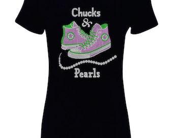 Camiseta con adornos de diamantes de imitación brillantes en color rosa y verde de Chucks & Pearls