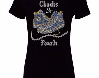 Camiseta con adornos de diamantes de imitación en azul y dorado de Chucks & Pearls