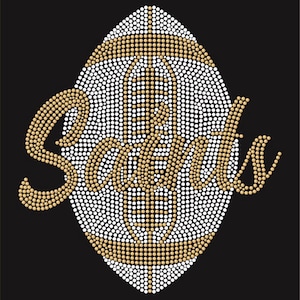 Puede incluir: Un balón de fútbol de diamantes de imitación blanco y dorado con la palabra "Saints" en diamantes de imitación dorados.