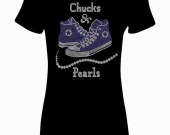 Camiseta con adornos de diamantes de imitación en azul y plata de Chucks & Pearls