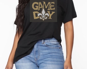 Camiseta con adornos de diamantes de imitación y flor de lis inspirada en el juego de los New Orleans Saints