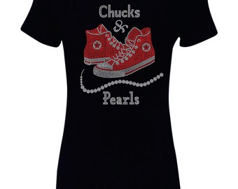 Camiseta con adornos de diamantes de imitación en rojo y plata de Chucks & Pearls