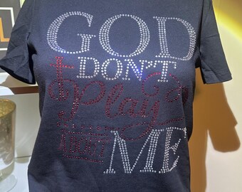 Camiseta adornada con pedrería brillante "Dios no juega conmigo"