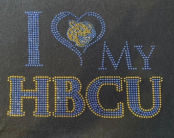 Camiseta con adornos de diamantes de imitación de cristal inspirados en la SU en azul y dorado con la frase "I Love My HBCU"