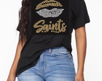 Camiseta con labios de los Saints, adornada con diamantes de imitación y brillo, inspirada en los New Orleans Saints.
