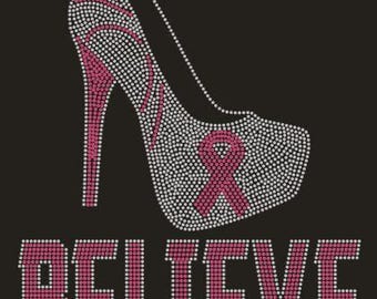 Camiseta ajustada adornada con brillantes y zapatos de tacón alto que promueve la concienciación sobre el cáncer de mama