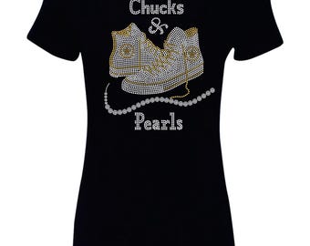 Camiseta con adornos de diamantes de imitación en plata y oro de Chucks & Pearls