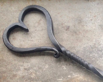 Poker en forme de coeur forgé à la main, outil au coin du feu fabriqué par un forgeron