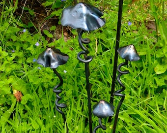 Sculpture de jardin de champignons, oeuvre d'art de jardin, abris de fées, oeuvre d'art de jardin faite par forgeron, 4 tailles au choix