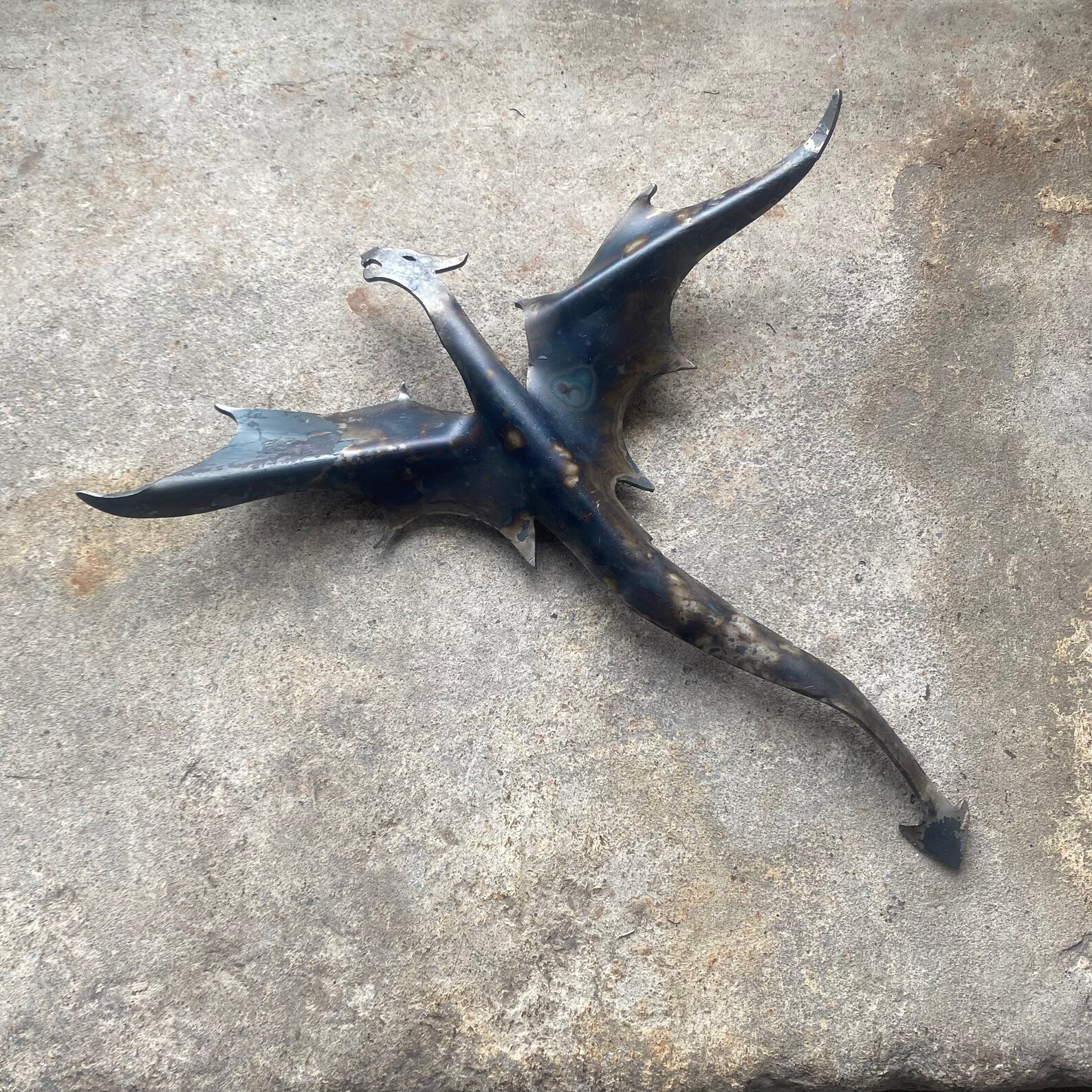 StealStreet Figura coleccionable de dragón azul con escudo sobre roca