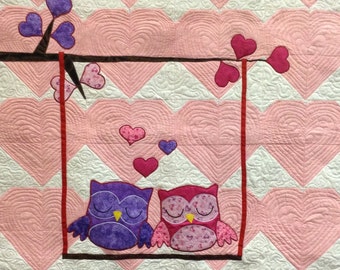 Colcha de bebé o patrón para colgar en la pared de corazones de San Valentín