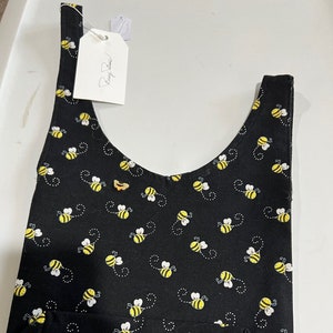 Kleine Japanse knooptas over de pols, volledig gevoerd "Busy Bees"