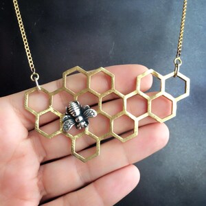 Collier en métal mélangé nid d&#39;abeille et abeille audacieux // Pendentif abeille en argent sterling et nid d&#39;abeille en laiton // Mod contemporain // Protecteur d&#39;abeille audacieux