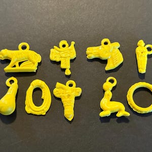 Vintage Cracker Jack Charms Gumball Machine Charms Mixed Lot of 9 Animals Western Circus Seal Lot# 2