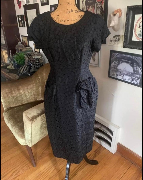 Gorgeous Black Lace Vintage Wiggle Dress w/ Pocke… - image 1