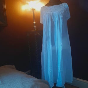 Camicia da notte in cotone ricamata: motivo preraffaellita con foglie cadenti, taglia UK 20