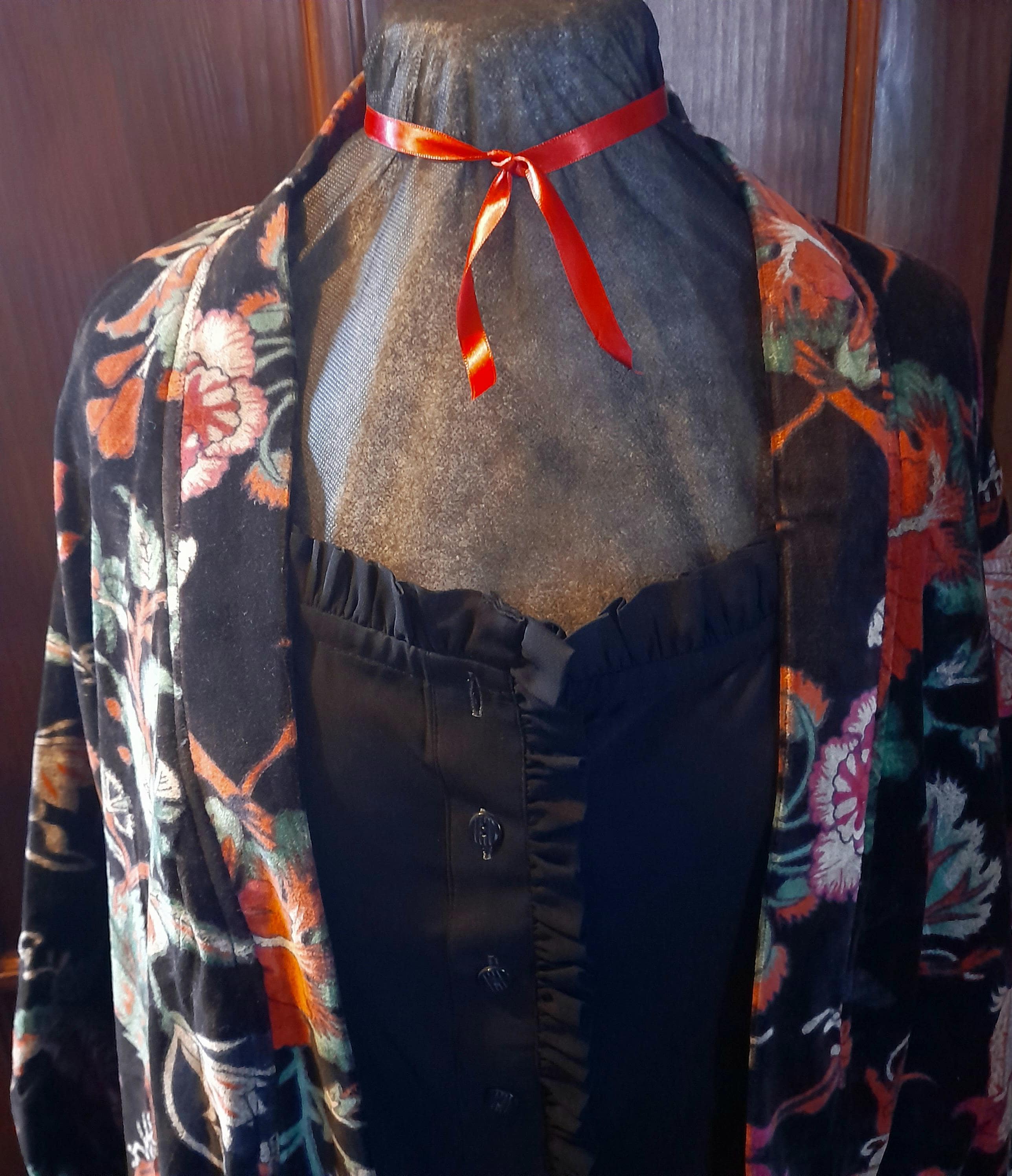 Floral Black Velvet Dressing Gown: Satin Lined Kimono Robe (UK 12-18)