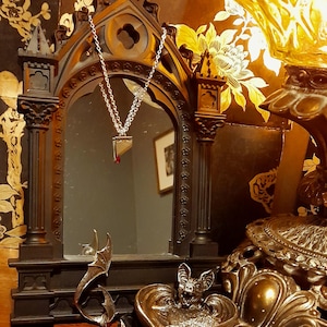 Gothic Frisiertisch Set: Fledermaus Schmuckhalter & schwarzer gotischer Fenster Standspiegel