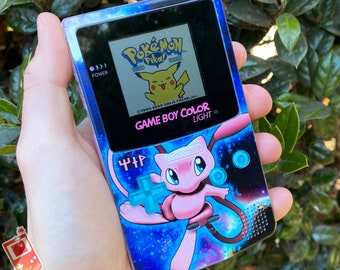 Aangepaste backlit Nintendo Gameboy Color "Artist Series" - Mew van 8bitAesthetics & The DMGenius