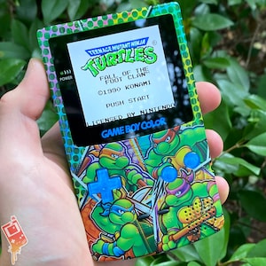 Nintendo Gameboy Color IPS XL retroiluminada personalizada "Artist Series" - TMNT por 8bitAesthetics y Jackie's Gaming Art
