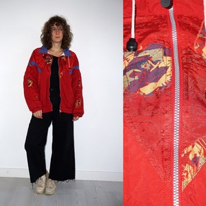 Chaqueta cortavientos bordada en rojo neutro con género vintage de los años 80