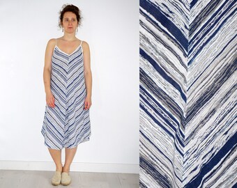 Sukienka letnia w niebieskie paski w stylu lat 90-tych