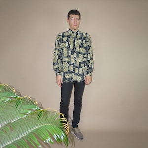 Chemise en viscose bleu foncé à motifs géométriques abstraits pour homme vintage des années 80