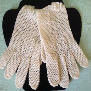 Vintage set of gloves with pearl clip image 3