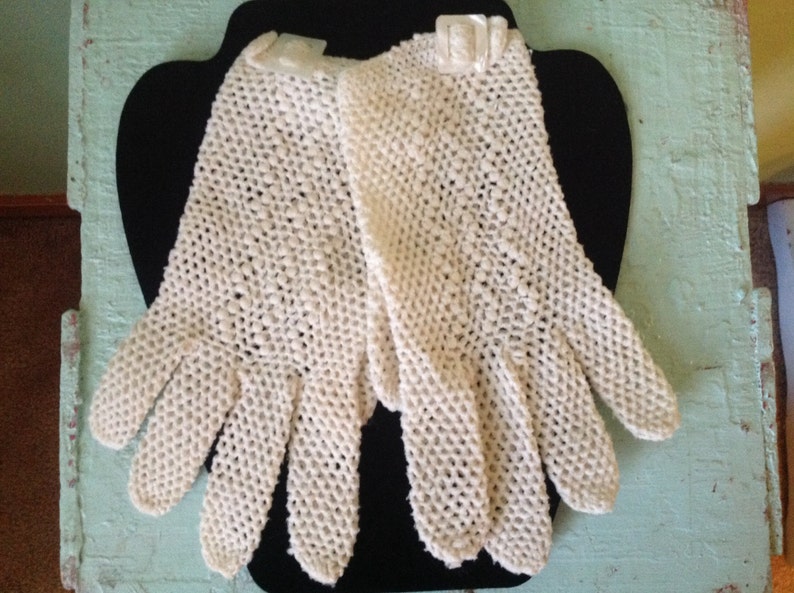Vintage set of gloves with pearl clip image 3