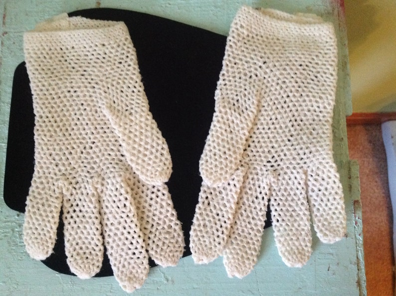 Vintage set of gloves with pearl clip image 2