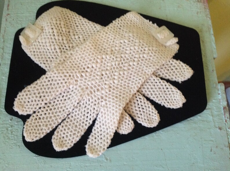 Vintage set of gloves with pearl clip image 1