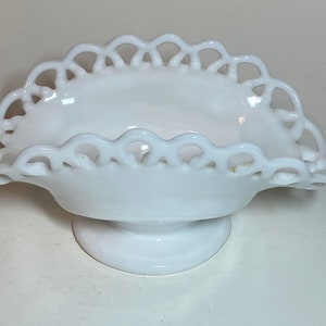 Mid-century L.E.Smith White Milk Glass Colonial Lace Pedestal Banana Bowl.  Measures 4.5” Tall x 8.75” Long x 5” Wide.