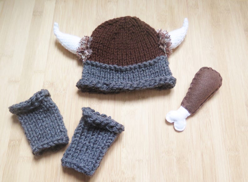 Tuque, jambières et jouet os de poulet bébé viking Bonnet bébé viking avec cornes et fourrure, jambières et jouet os de poulet image 1