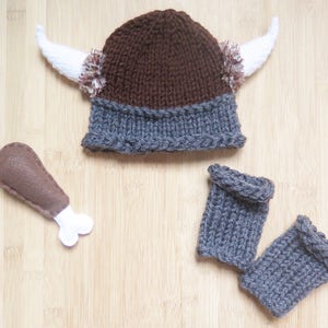 Tuque, jambières et jouet os de poulet bébé viking Bonnet bébé viking avec cornes et fourrure, jambières et jouet os de poulet image 4