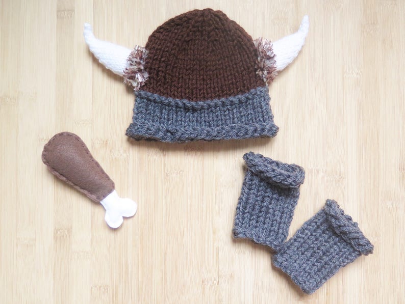 Tuque, jambières et jouet os de poulet bébé viking Bonnet bébé viking avec cornes et fourrure, jambières et jouet os de poulet image 4