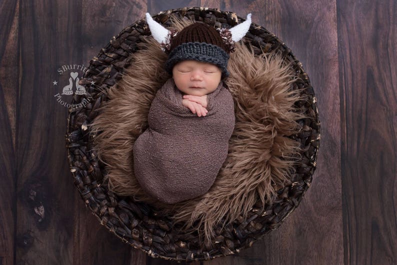 Tuque, jambières et jouet os de poulet bébé viking Bonnet bébé viking avec cornes et fourrure, jambières et jouet os de poulet image 5