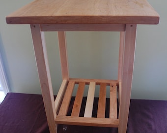 Mesa auxiliar cuadrada estilo shaker de arce duro y cerezo con estante